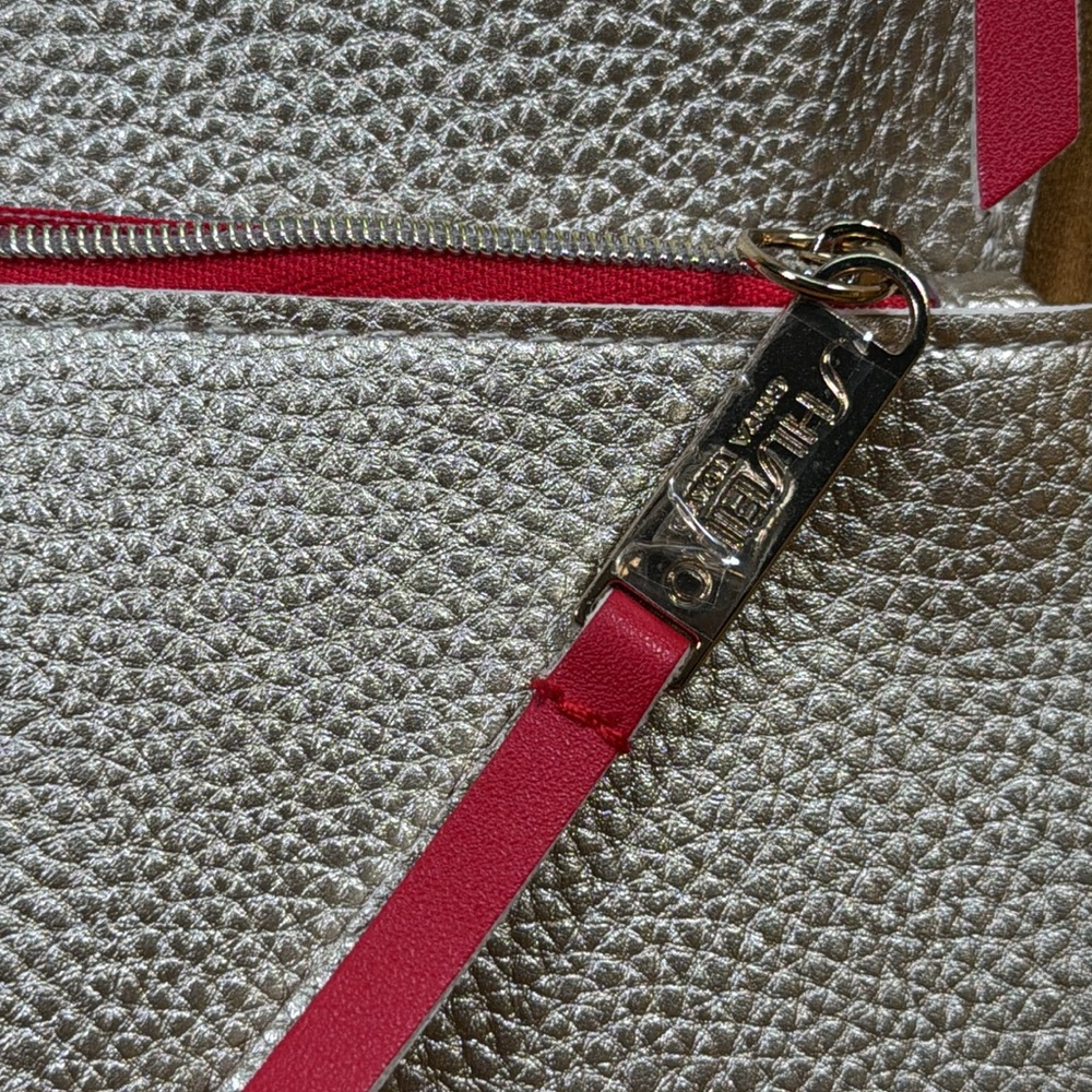 3 pcs.  Shiseido Gold & Red Makeup Pouch - Picture 4 of 7